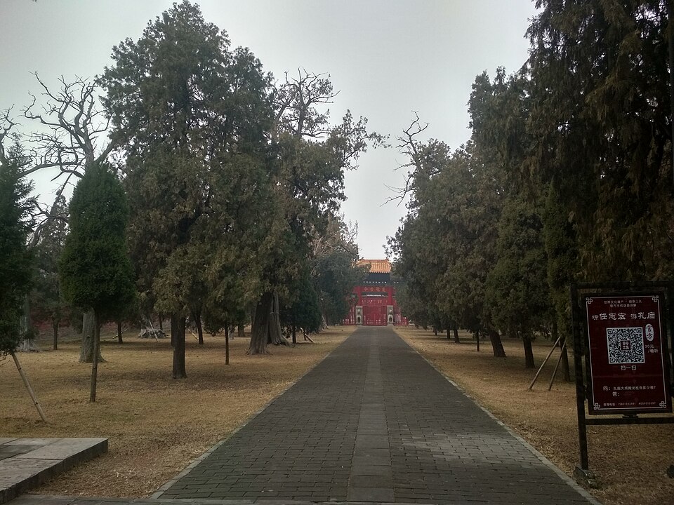 Fayl:中国山东省曲阜市孔庙内景.jpg