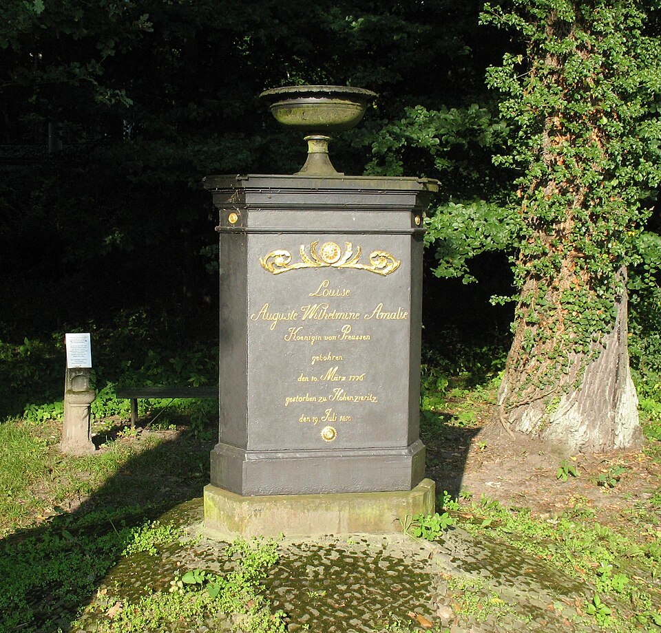 Fayl:Seilershof Luise memorial.jpg