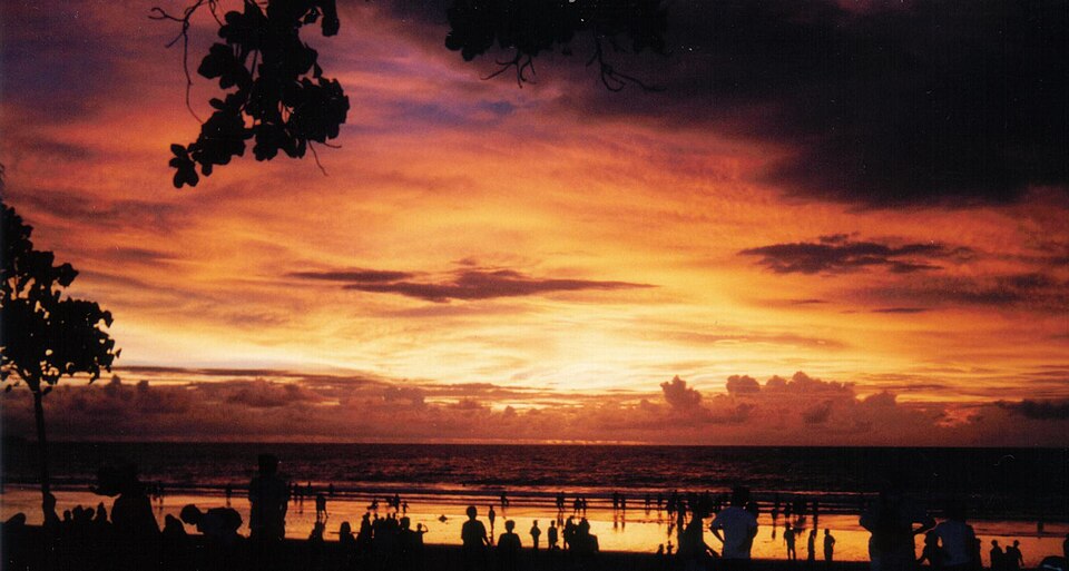 Fayl:Sunset in Kuta.jpg