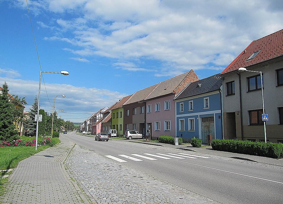 Fayl:Šumice (UH), hlavní ulice.jpg