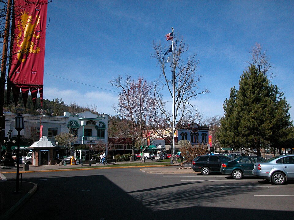 Fayl:Demi-Ashland,OR-Plaza-EW-20050305.jpeg