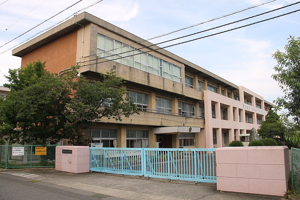 Fayl:Mihama Town Kowa Elementary School.jpg