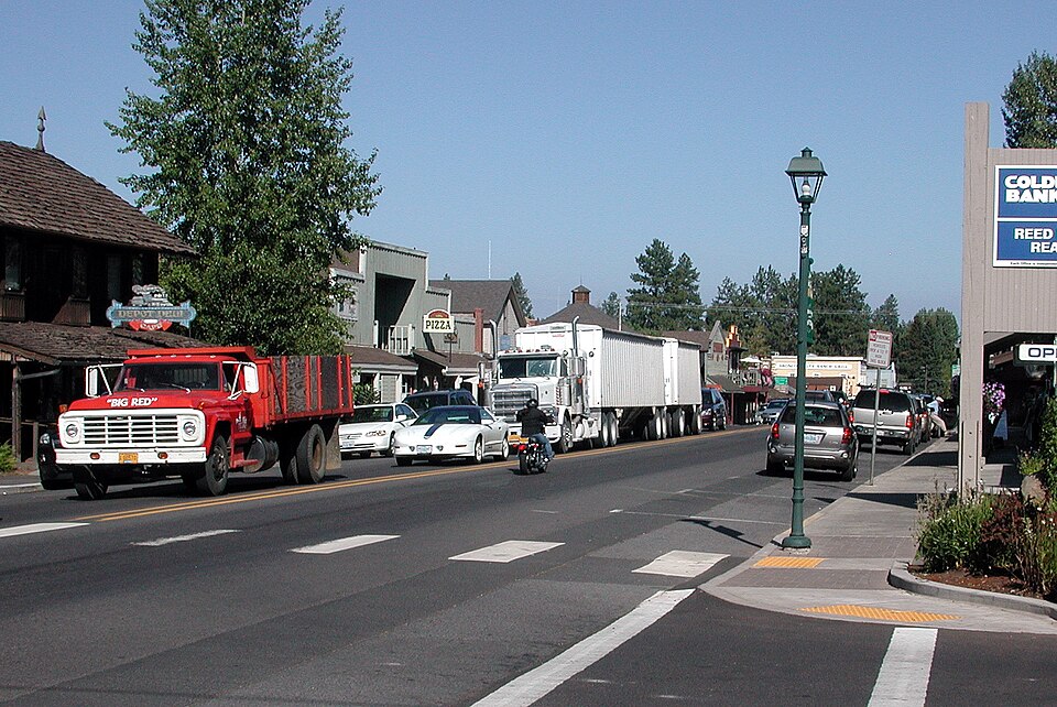 Fayl:Sisters main street.jpg