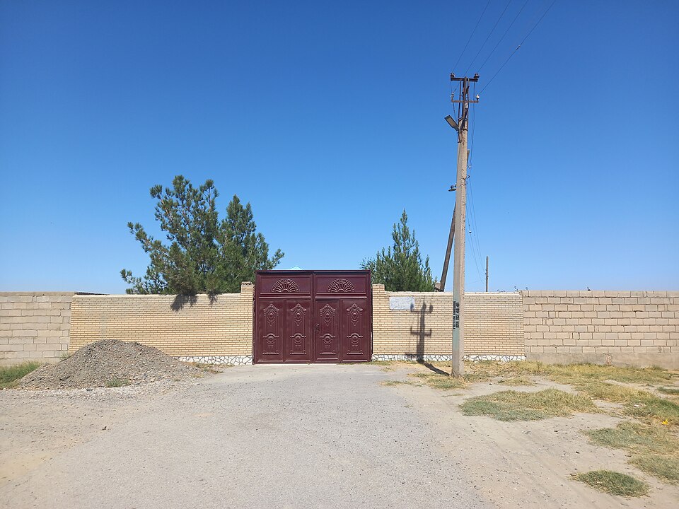 Fayl:Sulton Sofi cemetery Karmana 01.jpg
