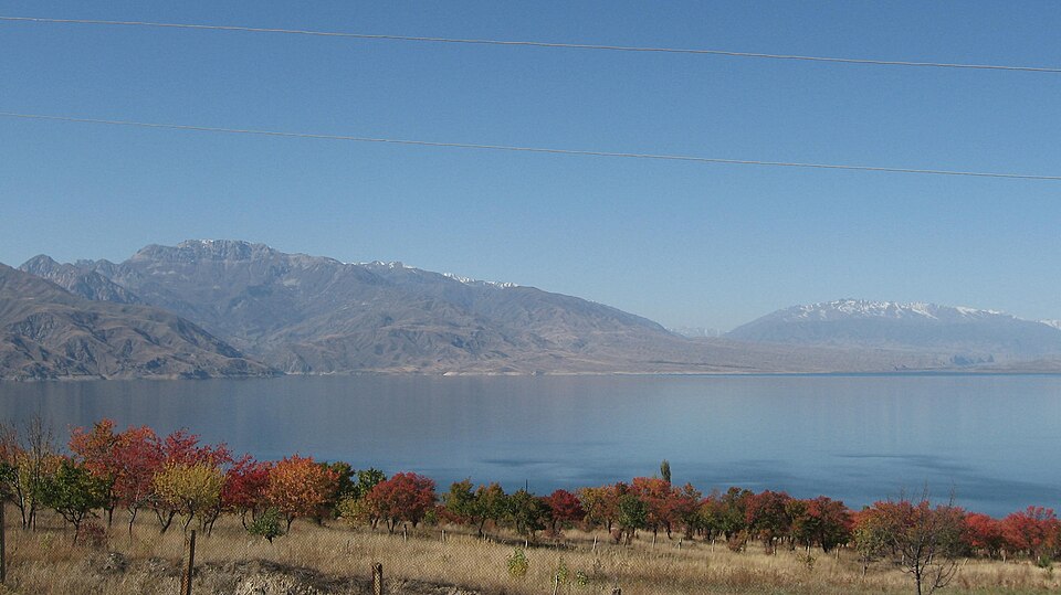 Fayl:Toktogul Lake.jpg