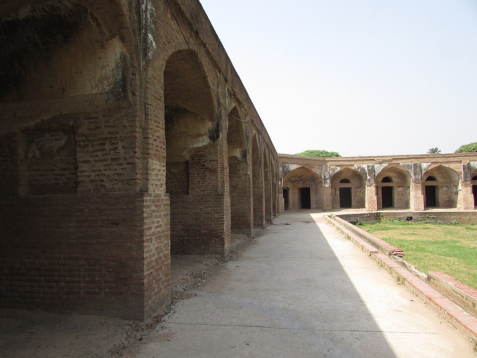 Fayl:Akbari Sarai rooms 1.jpg