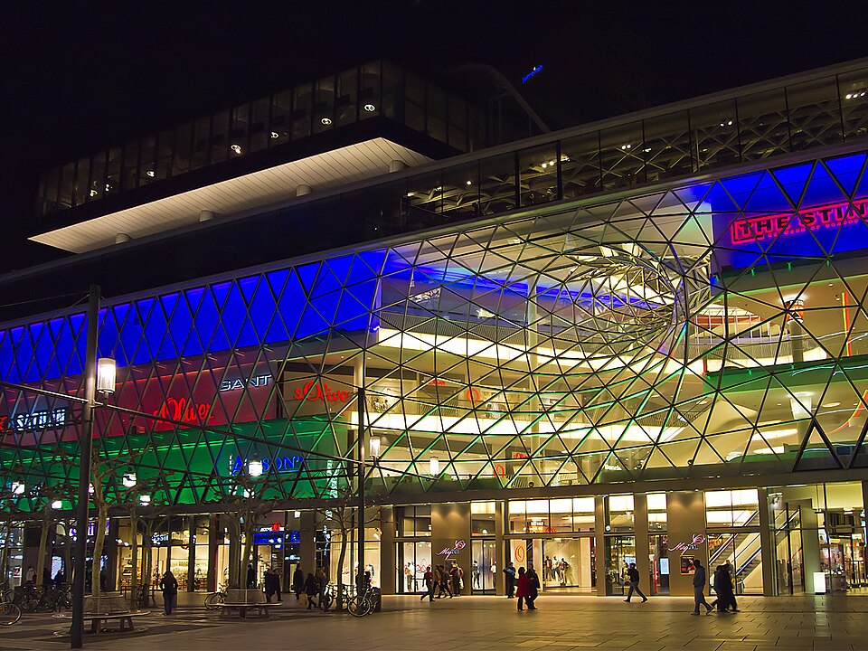 Fayl:MyZeil Frankfurt Nacht.jpg