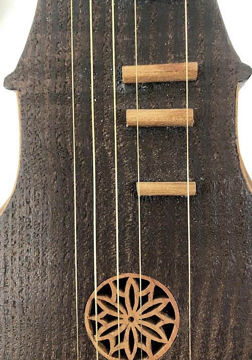 Fayl:Sato soundbox and frets.jpg