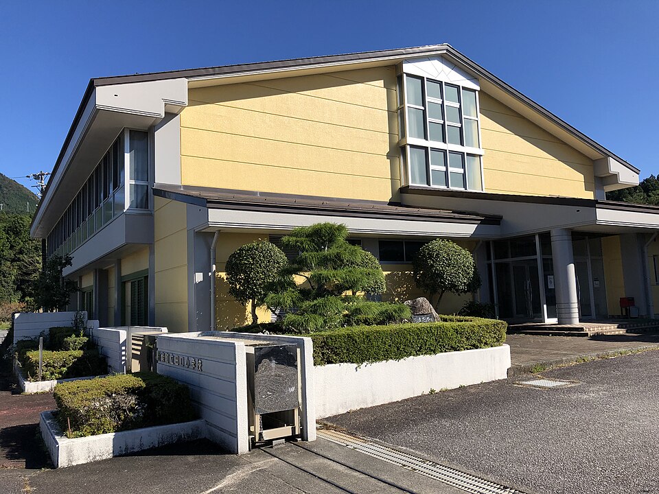 Fayl:Shitara-Town-Taguchi-Elementary-School-1.jpg