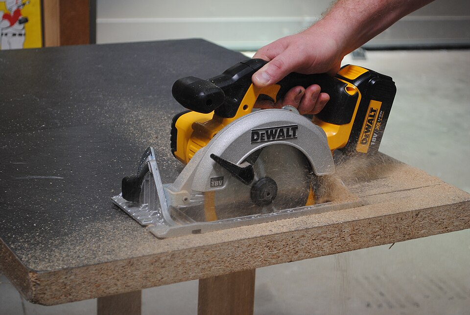 Fayl:DeWalt circular saw.jpg