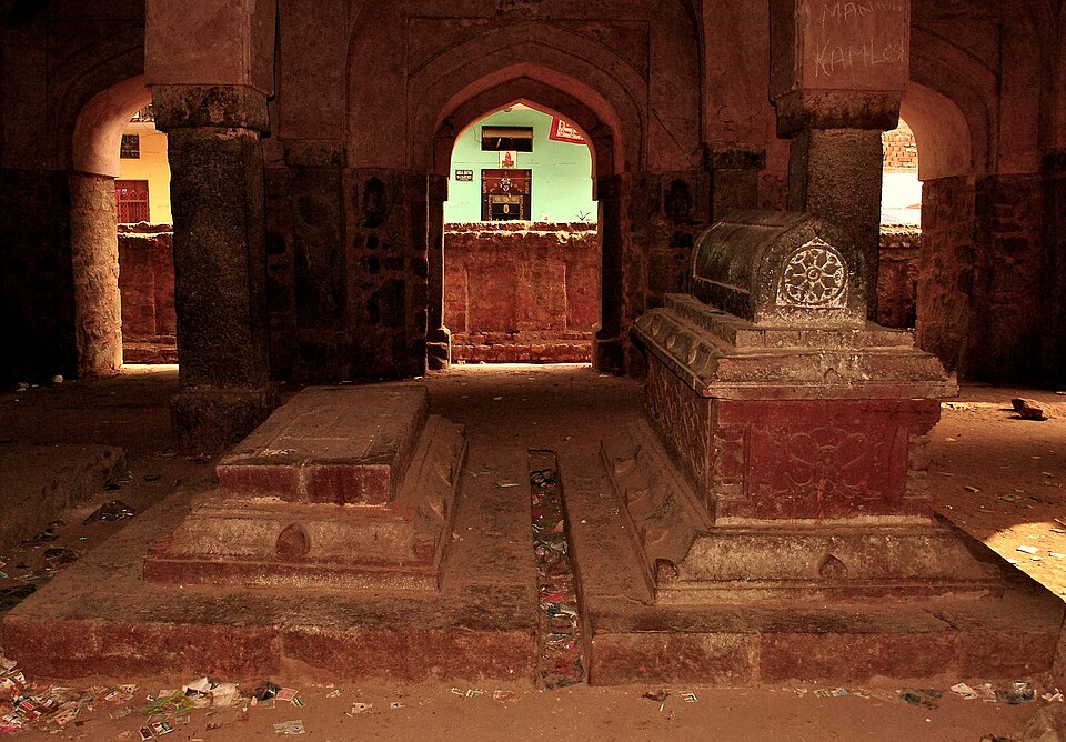 Fayl:Graves inside bahlol lodi's tomb.jpg