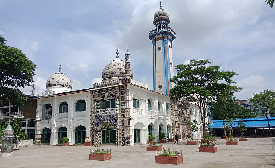 Fayl:Hajigonj big mosque.jpg