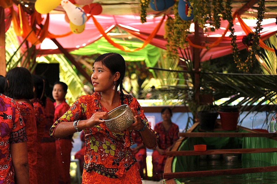 Fayl:Rakhine Thingyan 2011.jpeg