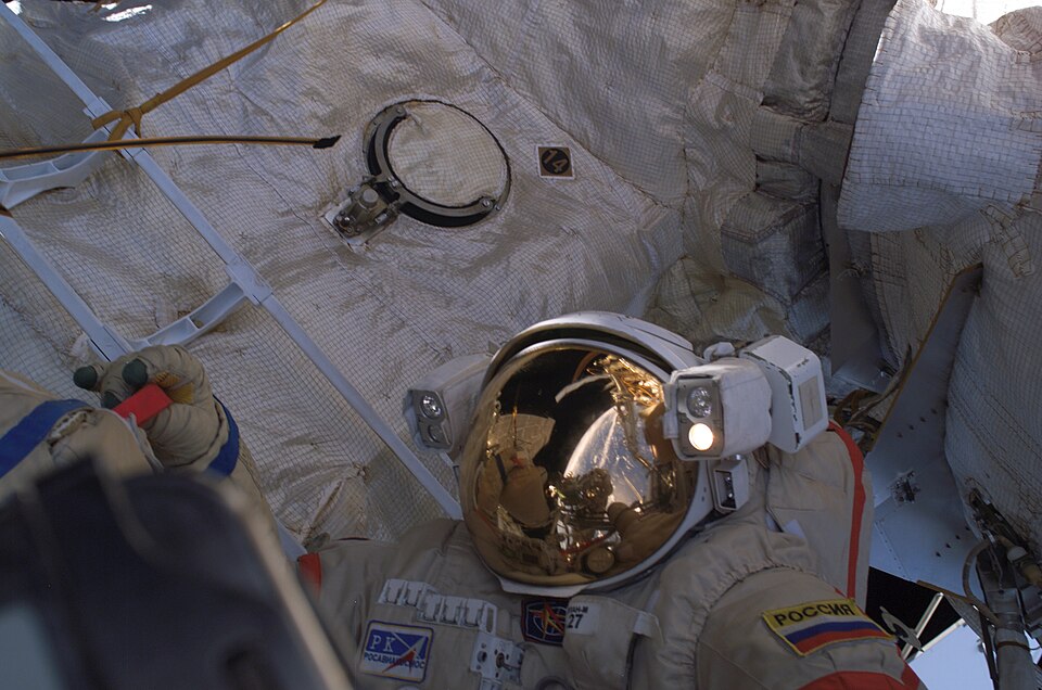 Fayl:Valery Tokarev spacewalk2.jpg