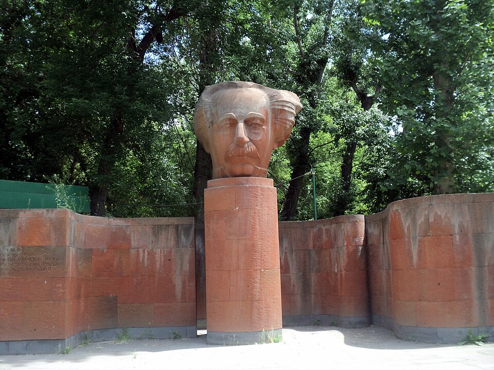 Fayl:Հուշարձան Գաբրիել Սունդուկյանի (2).JPG