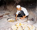 Qashqarda uygʻur noni yopilish jarayoni