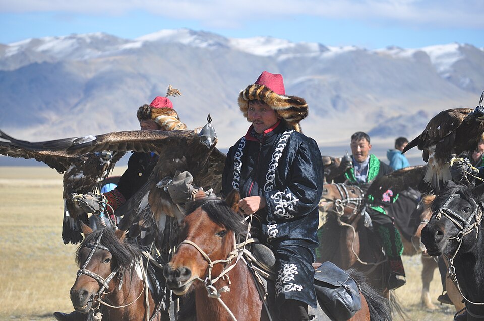 Fayl:Kazakh Eagle Hunters.JPG