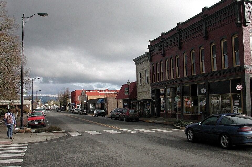 Fayl:Monmouth oregon main street.jpg