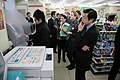 Davlat kotibi Natali Kosciushko-Morizetning bashorat va raqamli rivojlanish boʻyicha tashrifi, Tokiodagi 7-Eleven, 2009-yil fevral.