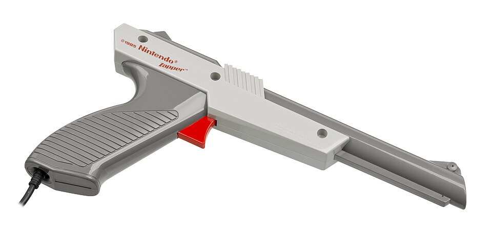 Fayl:Nintendo-Entertainment-System-NES-Zapper-Gray-R.jpg