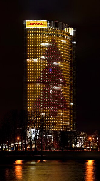 Fayl:Post Tower X-Mas yellow-red.jpg