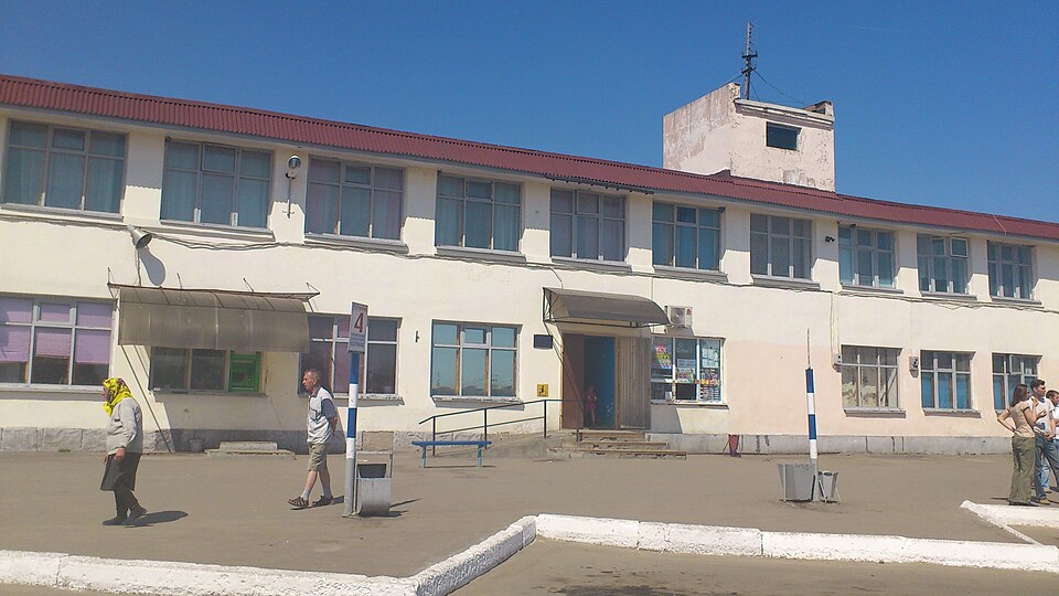 Fayl:Zhashkiv, bus station.jpg