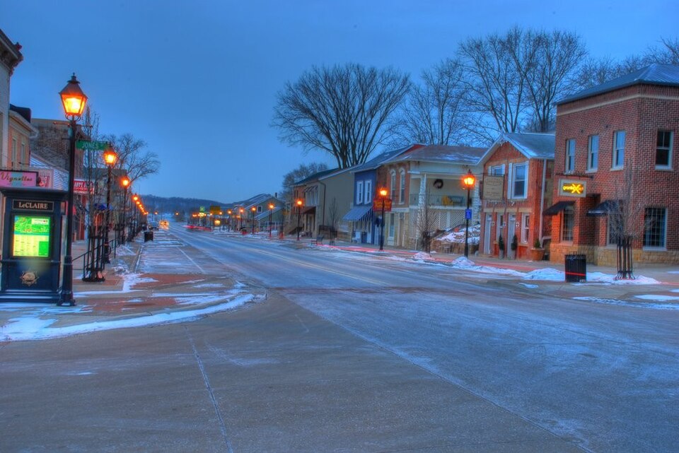 Fayl:Downtown leclaire dawn.jpg