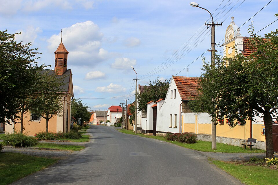 Fayl:Hlohovčice, main street.jpg