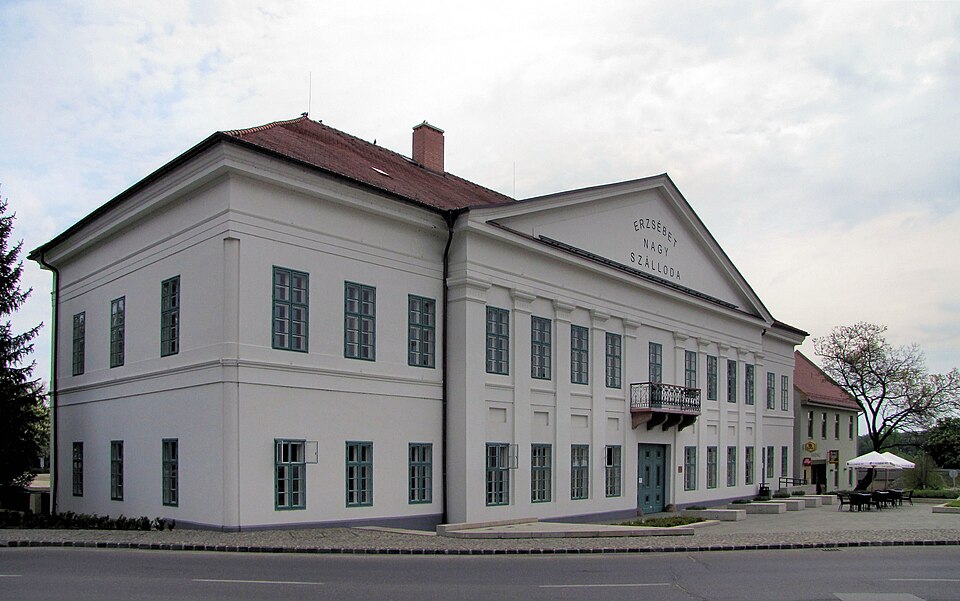 Fayl:Paks Erzsébet Szálloda.jpg