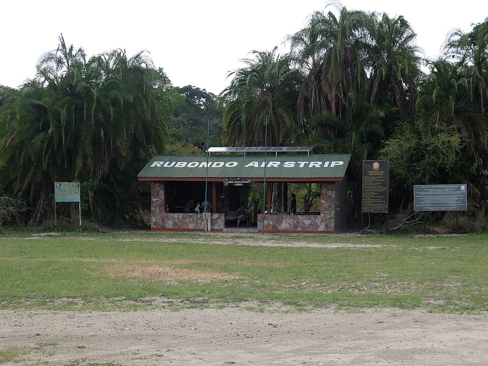Fayl:Rubondo Airstrip lounge.jpg
