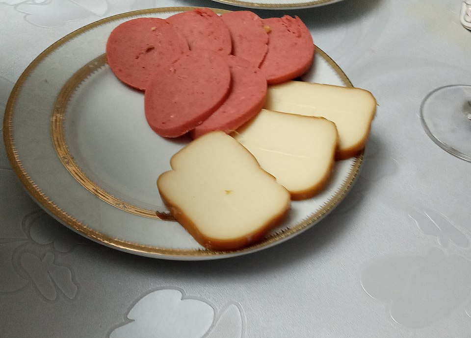 Fayl:Колбаса и сыр.jpg