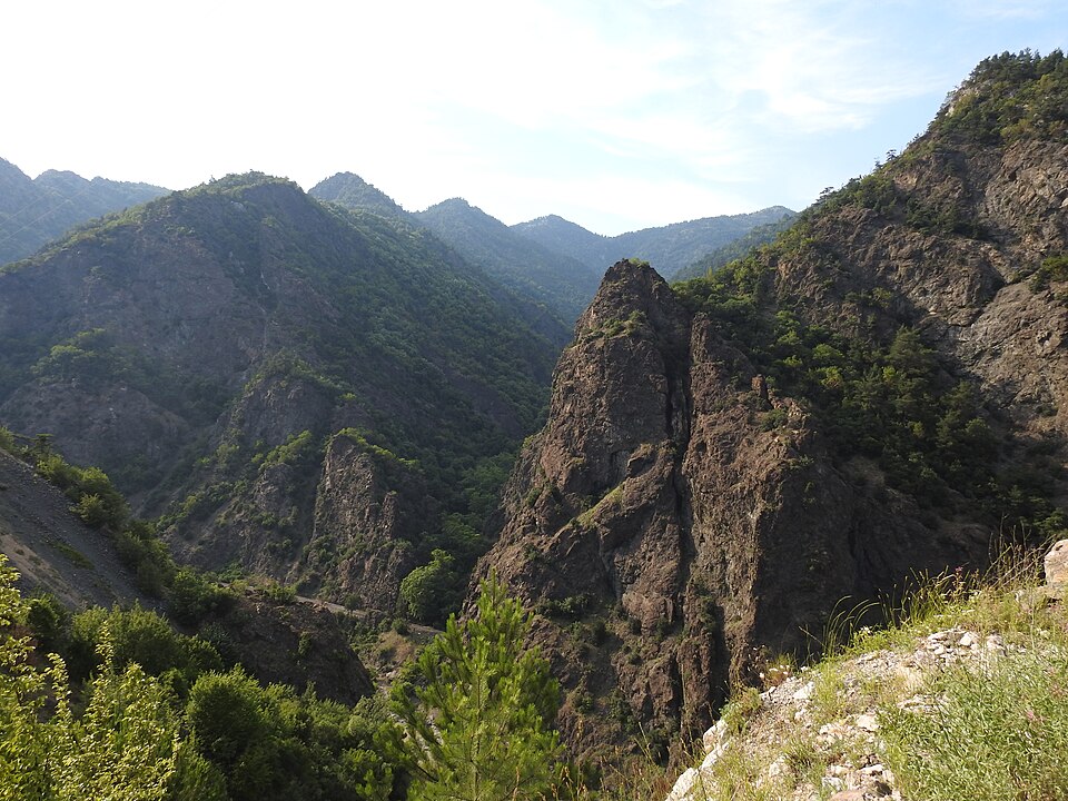 Fayl:Across the mountains.jpg