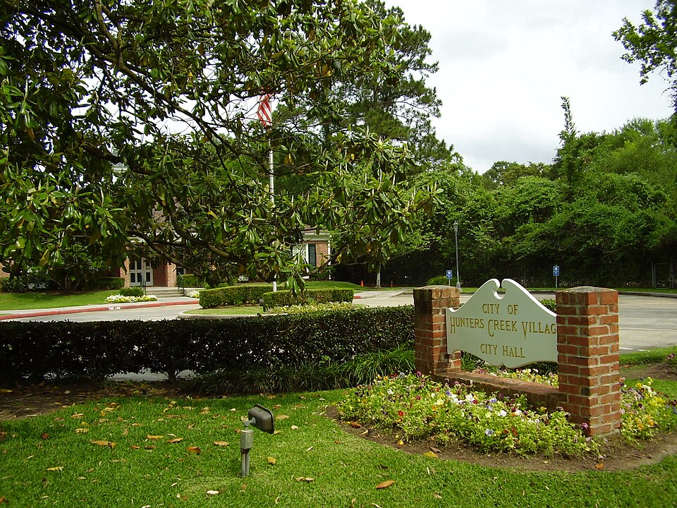 Fayl:HuntersCreekVillageCityHall.JPG