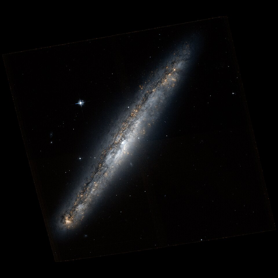 Fayl:Ngc5775-hst-R658GB625.jpg