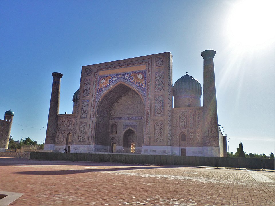 Fayl:Registan Sherdor madrassah2014.JPG
