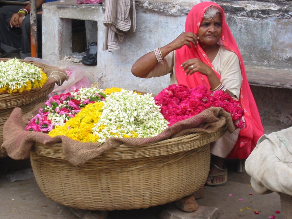 Fayl:A flower seller in Pushkar.jpg