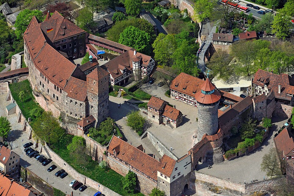 Fayl:K0429475 Burg Nuernberg Luftaufnahme.JPG