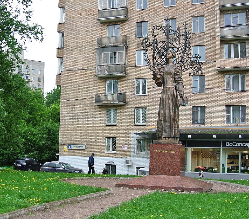 Fayl:Lesya Ukrainka monument in Moscow.jpg