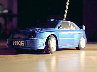 Oʻyinchoq oʻlchamdagi koʻk Subaru Impreza.