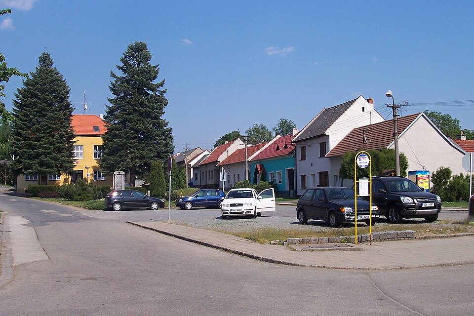 Fayl:Topolná, náves.jpg