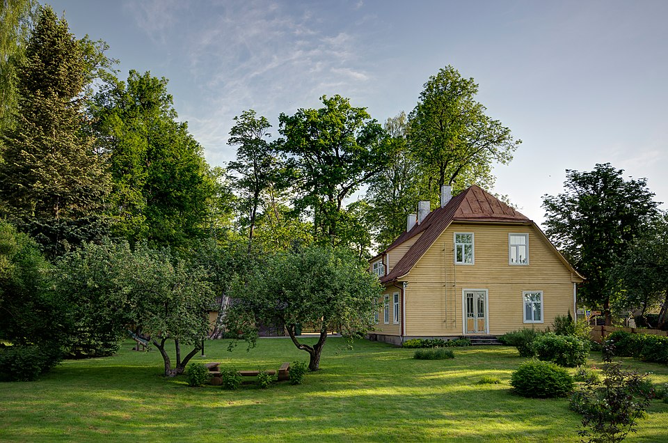 Fayl:Tuglase muuseum aiaga.jpg