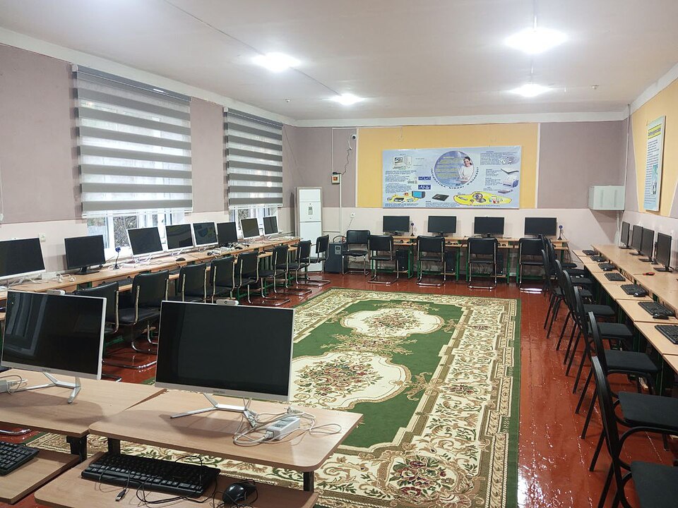 Fayl:16 maktab bino ichi.jpg