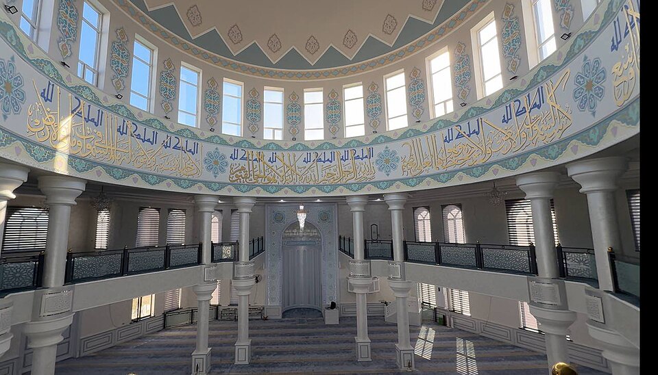 Fayl:SultonSanjarMoziyInterior1.jpg