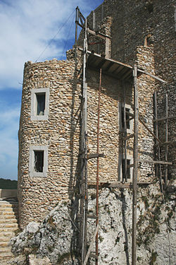 Qal’aning minoralaridan birini rekonstruksiya qilish (2008-yil avgust)