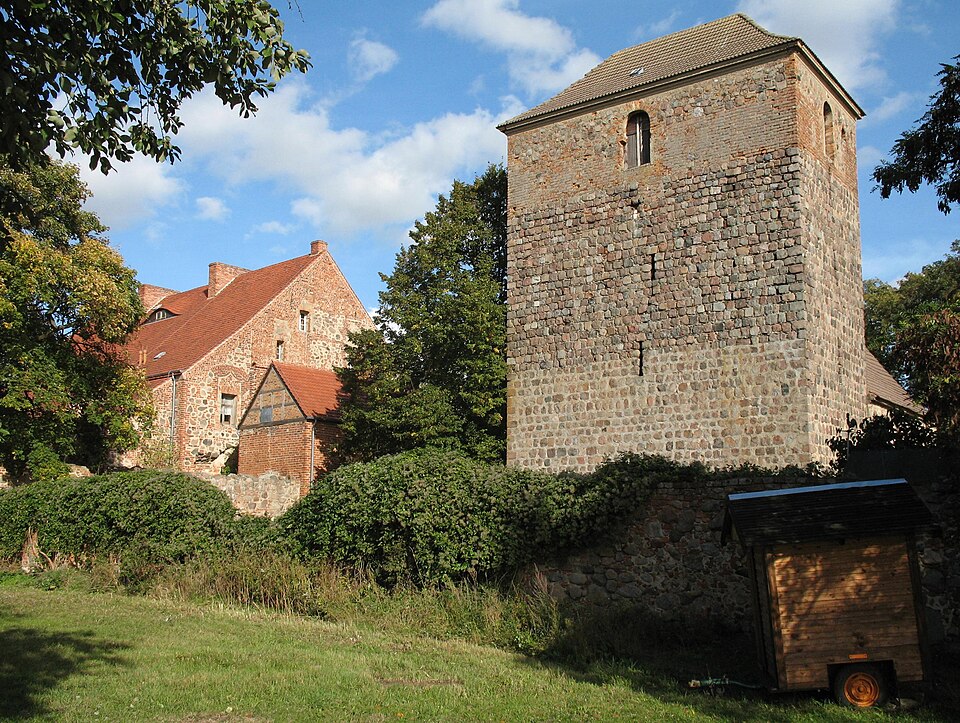 Fayl:Badingen church.jpg