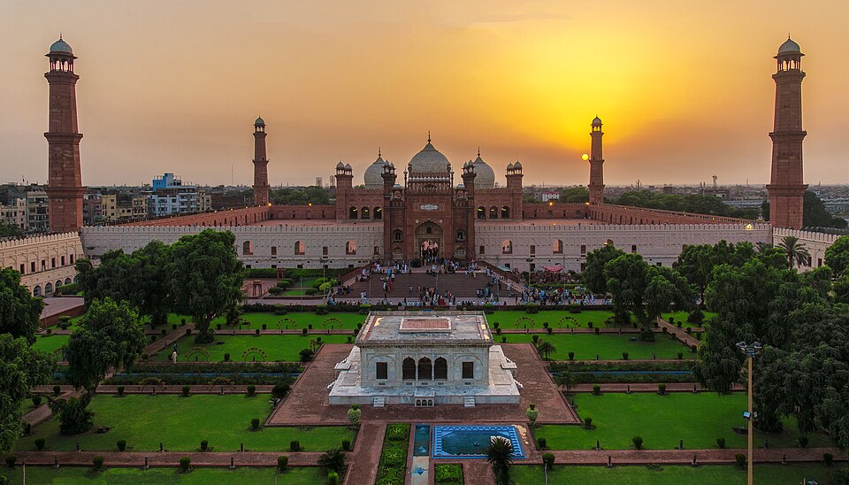Fayl:Badshahi Mosque Sunset.jpg