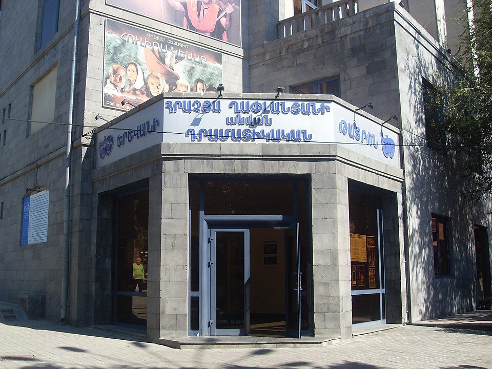 Fayl:Dramatic theater of Yerevan (6).JPG