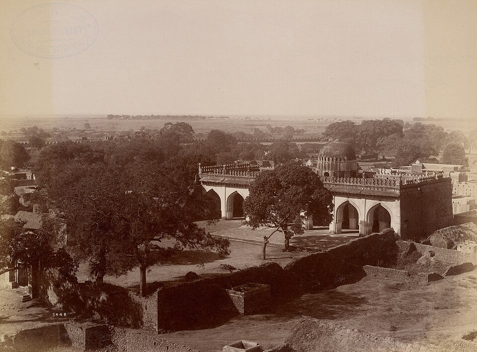 Fayl:Jama Masjid, Bidar, c. 1888.jpg