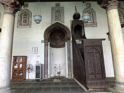 Mihrab va minbar. Minbar mamluklar davriga mansub boʻlib, Qohiradagi eng qadimiylaridan biridir.