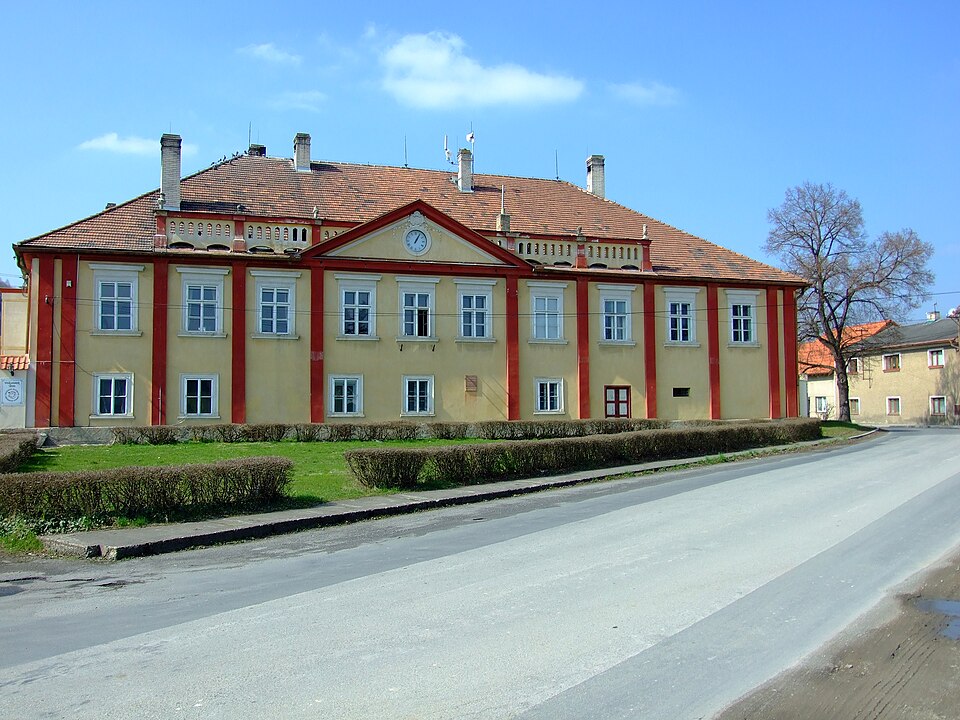 Fayl:Tetín, budova.JPG